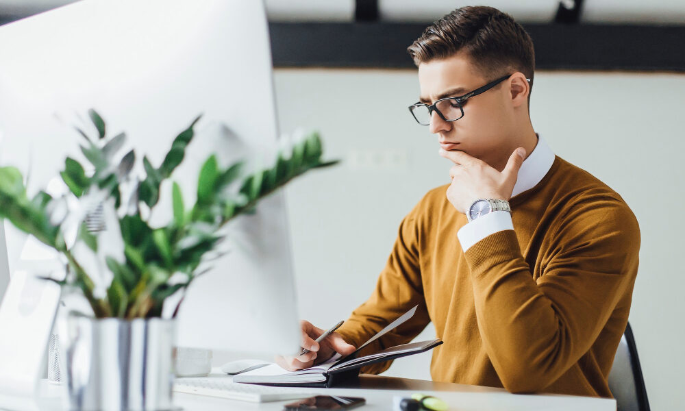 человек решает задачи за компьютером