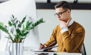 человек решает задачи за компьютером