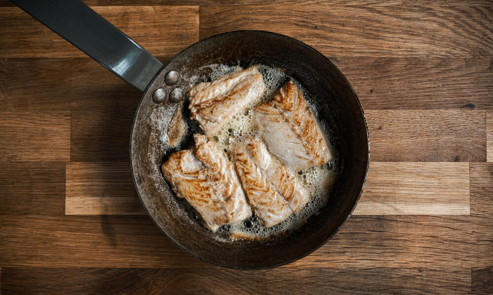 Жареная рыба на сковородке