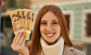 Девушка с деньгами