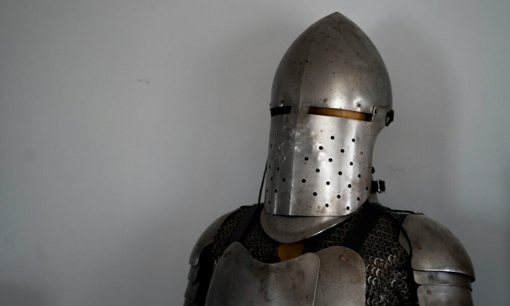 Мужчина в доспехах
