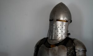 Мужчина в доспехах
