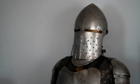 Мужчина в доспехах