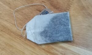 Пакетик чая на столе