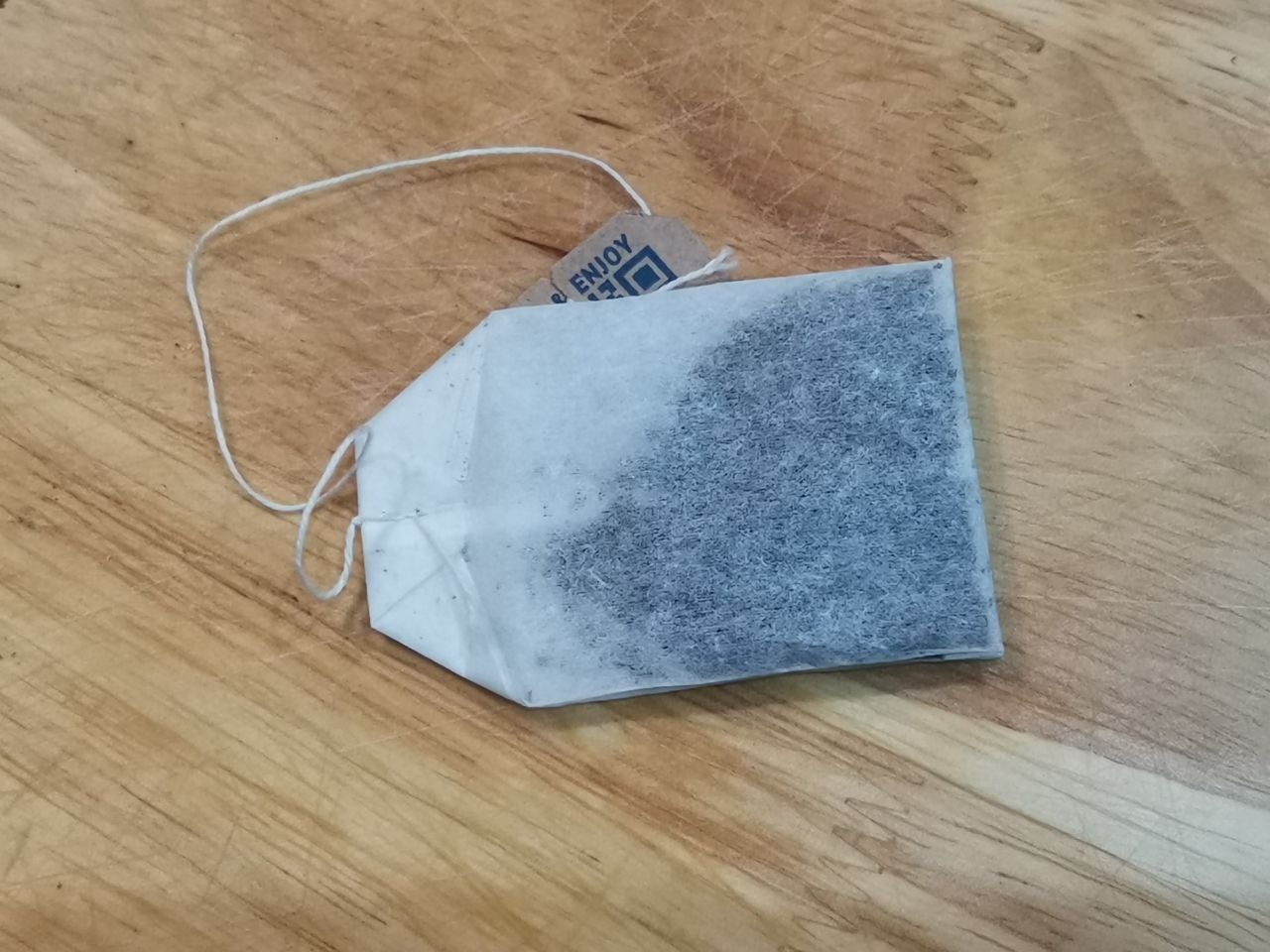 Пакетик чая на столе