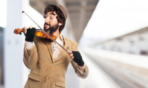 человек играет на скрипке