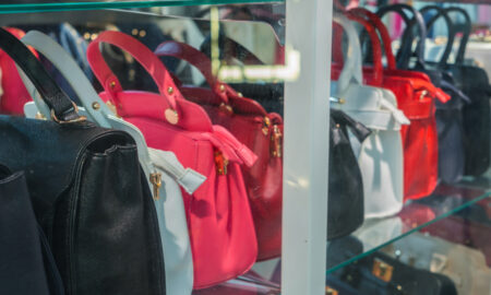витрина с женскими сумками