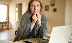 Пожилая женщина у компьютера