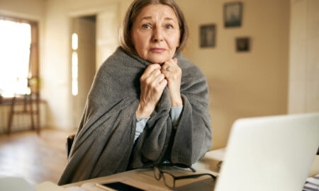 Пожилая женщина у компьютера