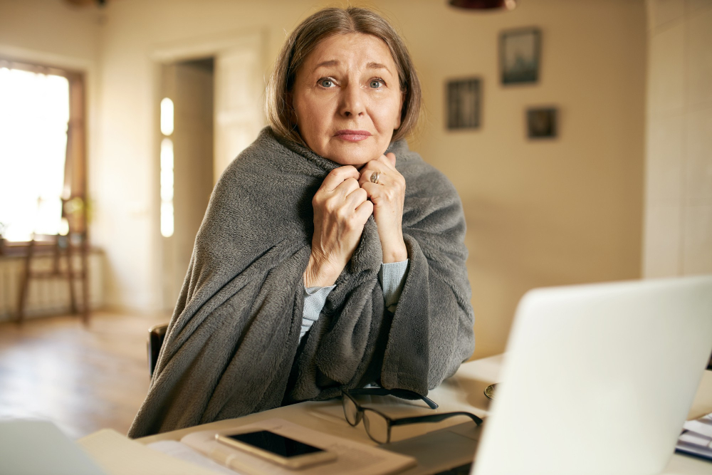 Пожилая женщина у компьютера