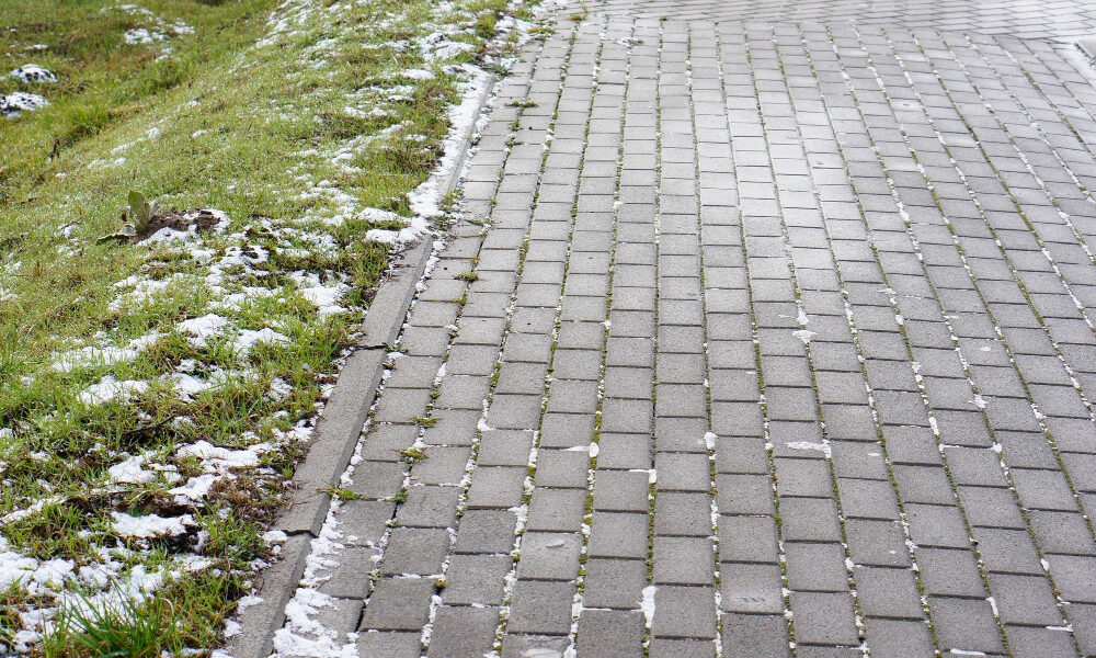 Чистый тёплый тротуар без снега