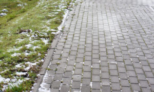 Чистый тёплый тротуар без снега