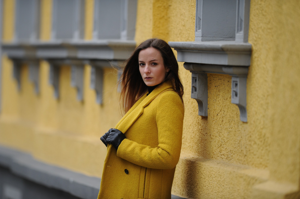 Девушка в весеннем ярком пальто