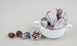 Печенье и шишки на столе