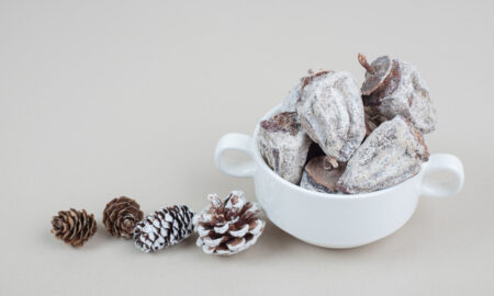 Печенье и шишки на столе