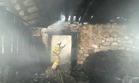 alt спасатели тушат пожар