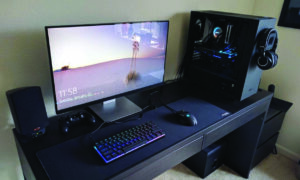 компьютер на столе