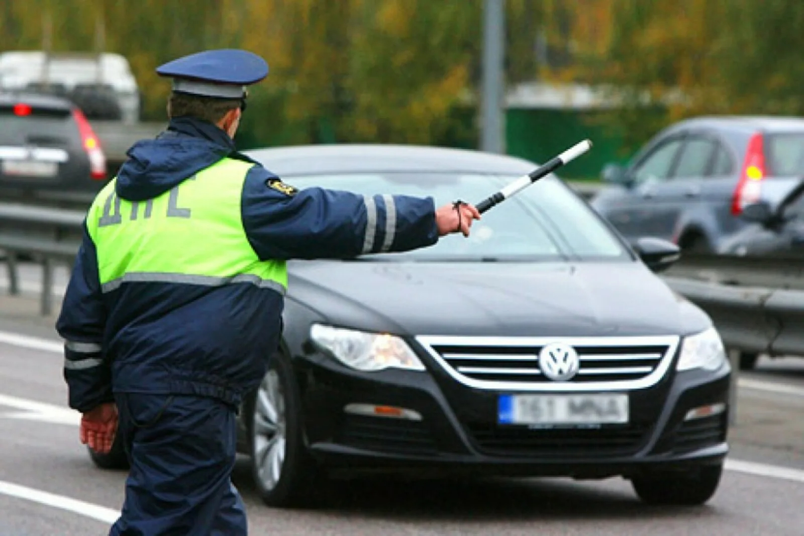 alt сотрудник ГИБДД на дороге