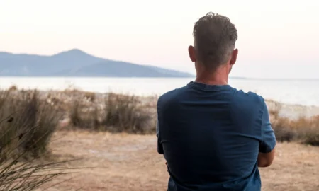 человек смотрит вдаль