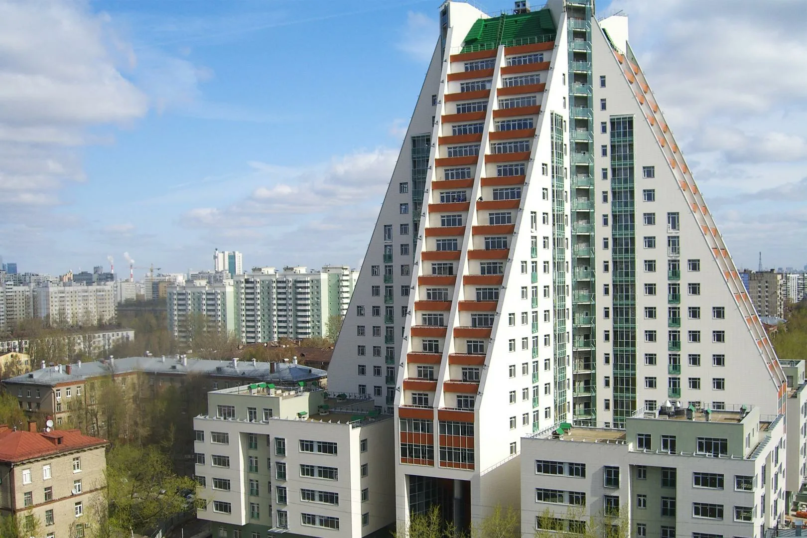 дом в форме пирамиды