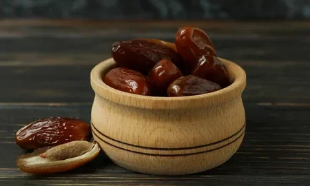 Финики на столе