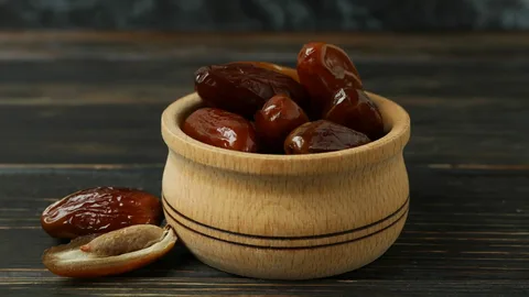 Финики на столе