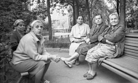 бабушки у подъездов