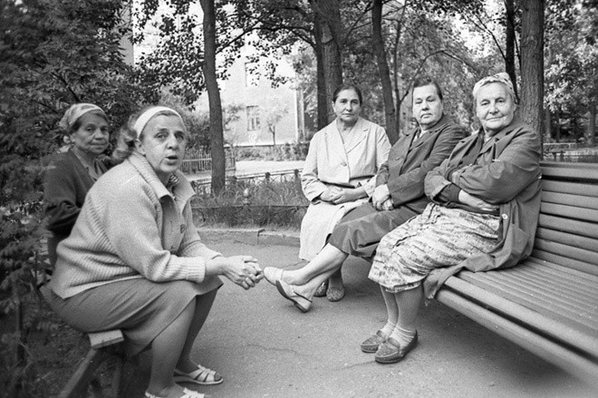 бабушки у подъездов