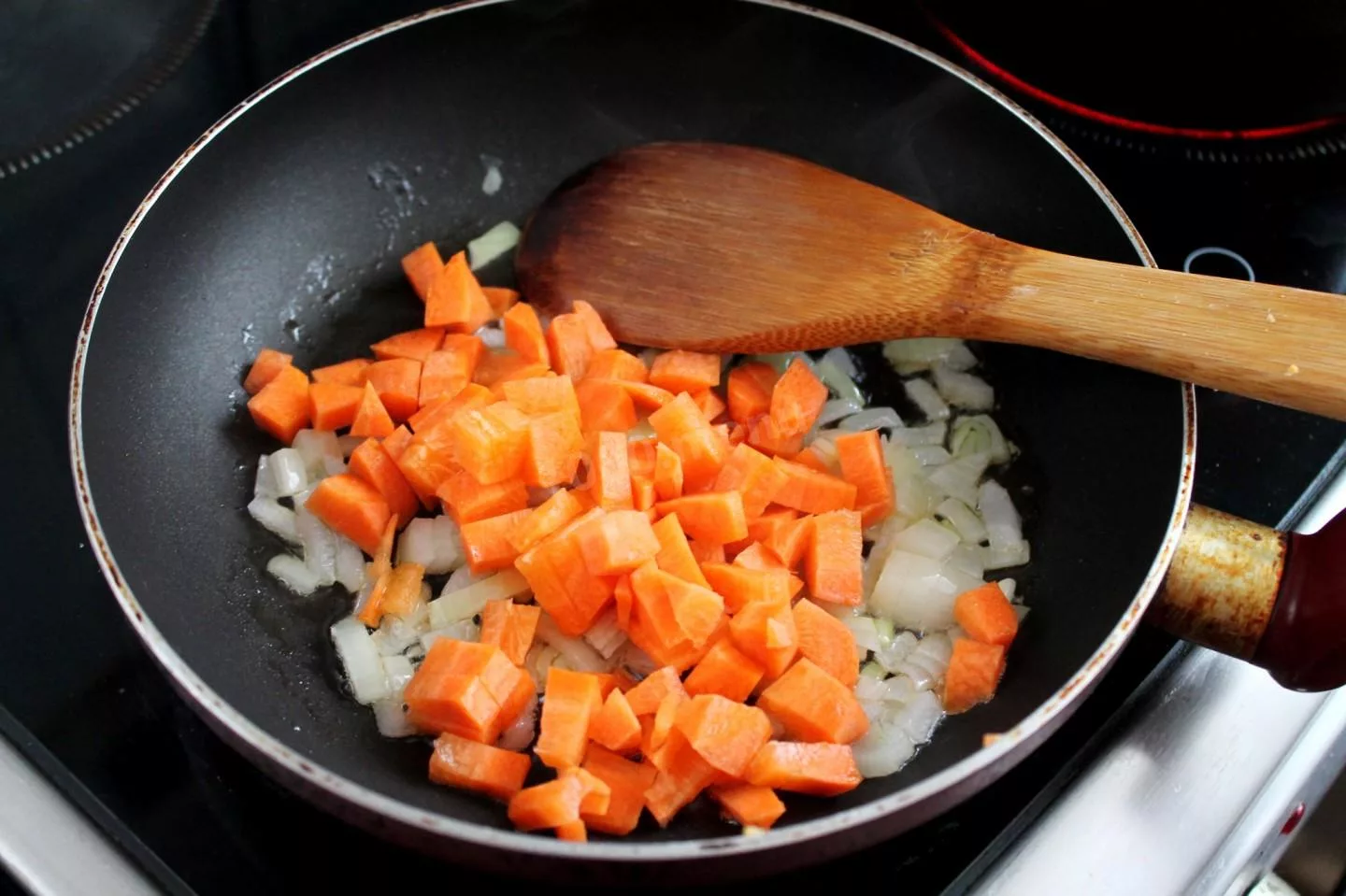 обжарка моркови и лука