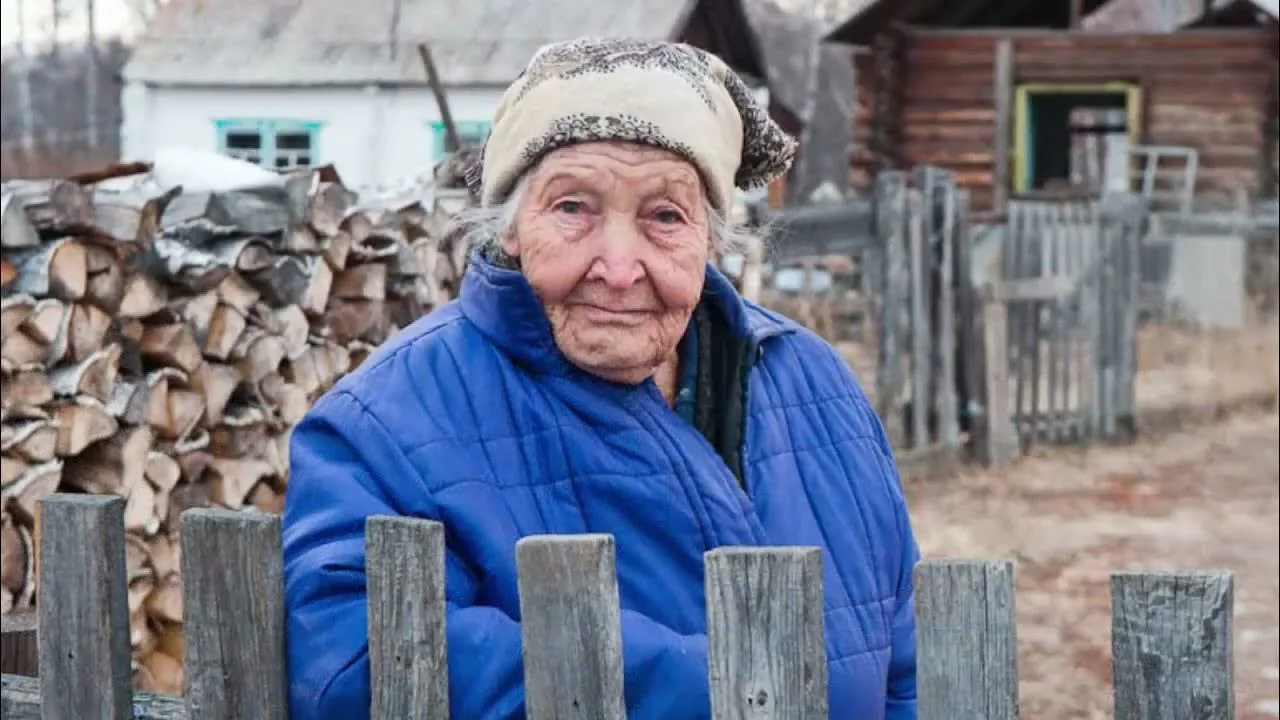 пенсионерка в деревне