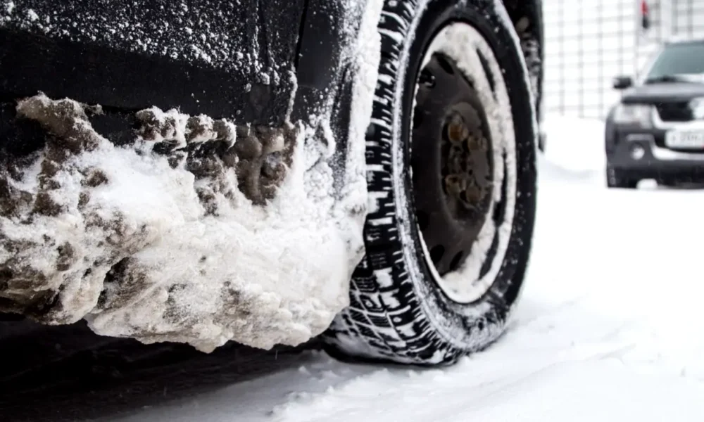 Снег на подкрылках автомобиля