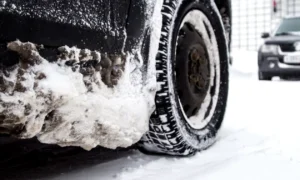 Снег на подкрылках автомобиля
