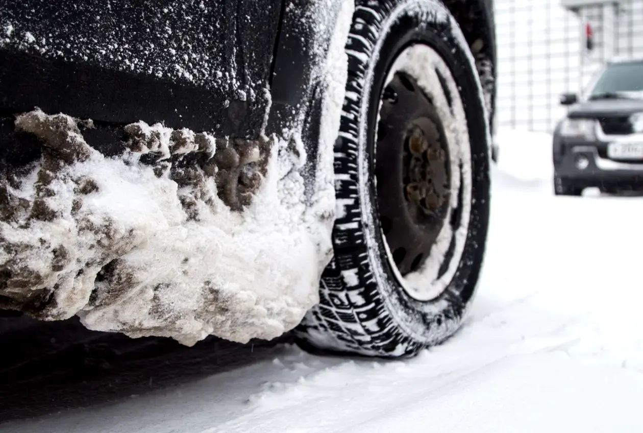Снег на подкрылках автомобиля