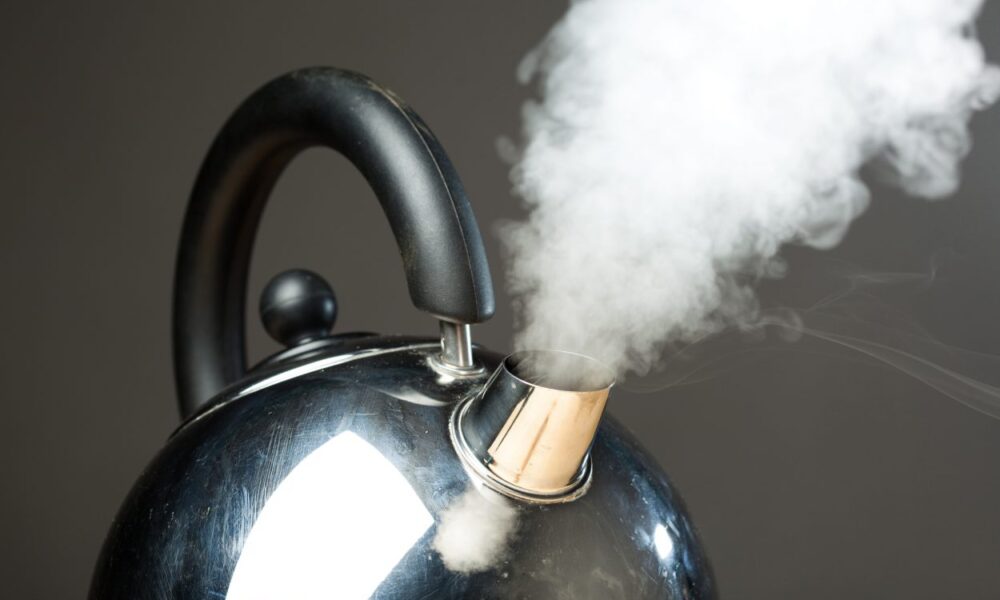 чайник кипит