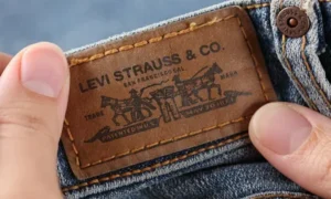 нашивка на джинсах