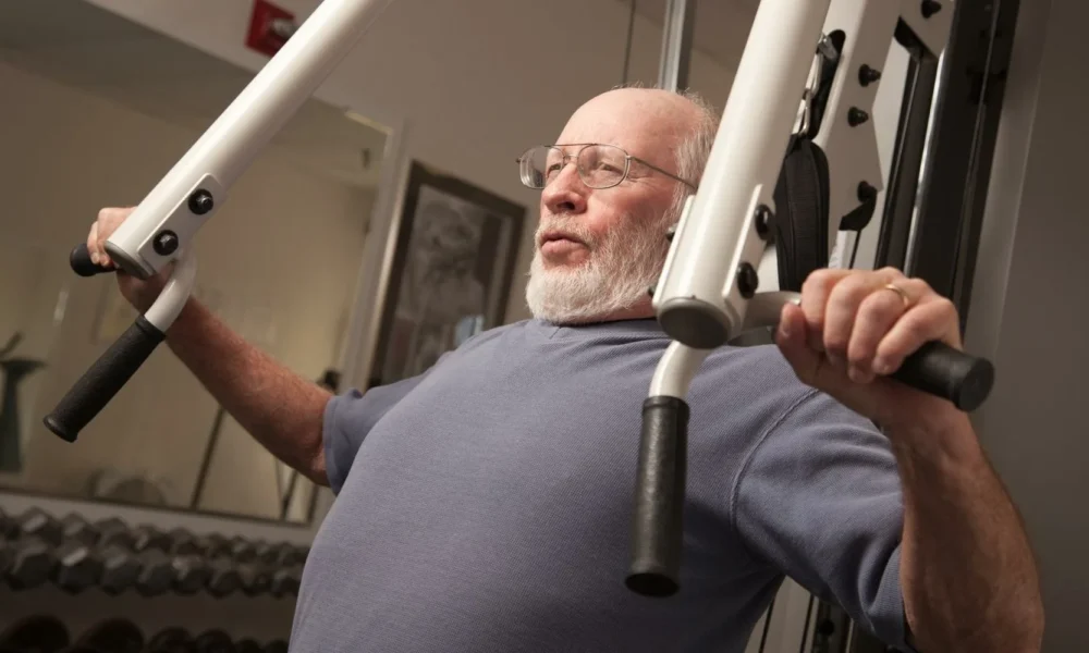 пенсионер тренируется