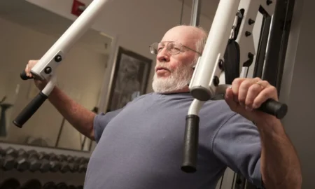 пенсионер тренируется