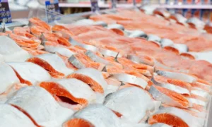 лосось на прилавке