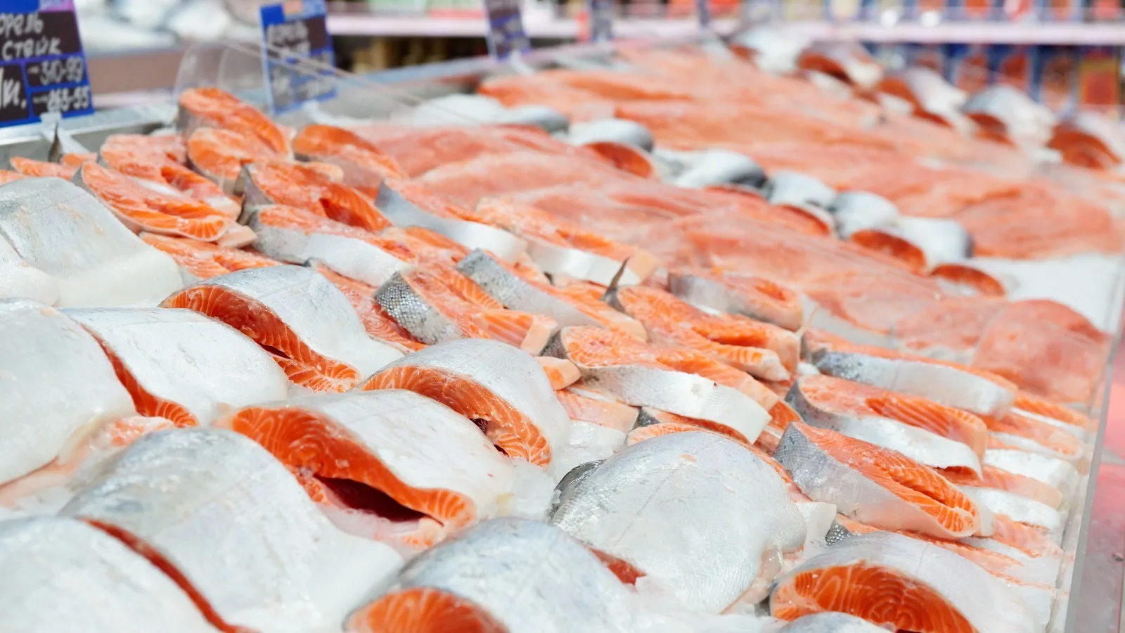 лосось на прилавке