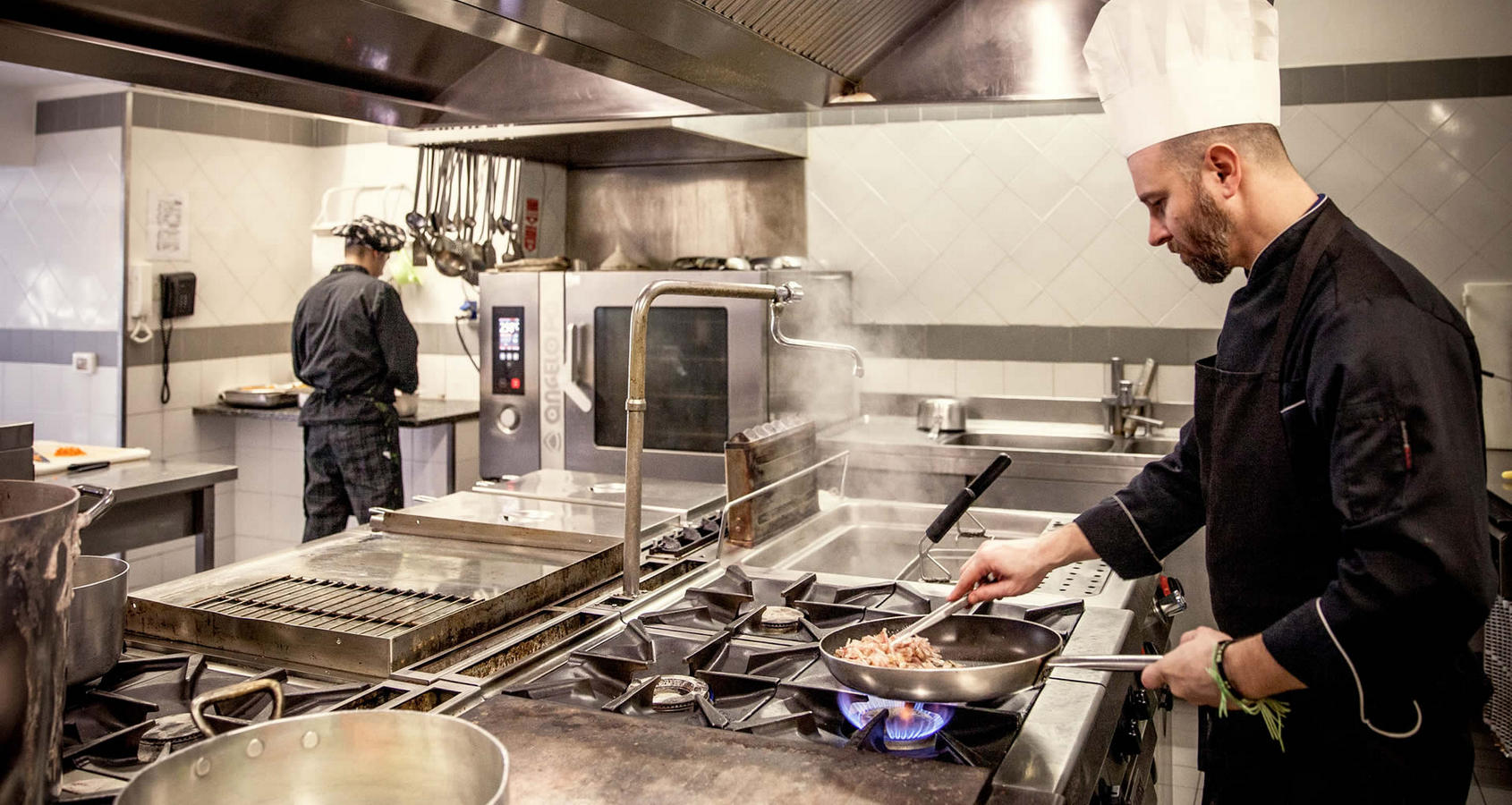 повар на кухне