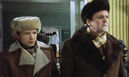 мужчины в меховых шапках