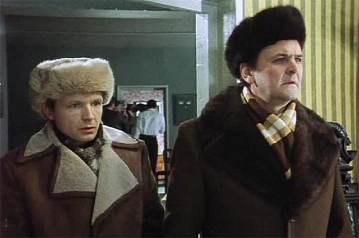 мужчины в меховых шапках