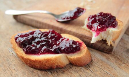 Белый хлеб с вареньем