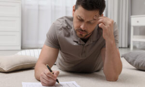 мужчина думает