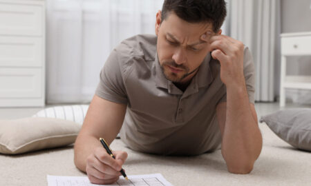 мужчина думает