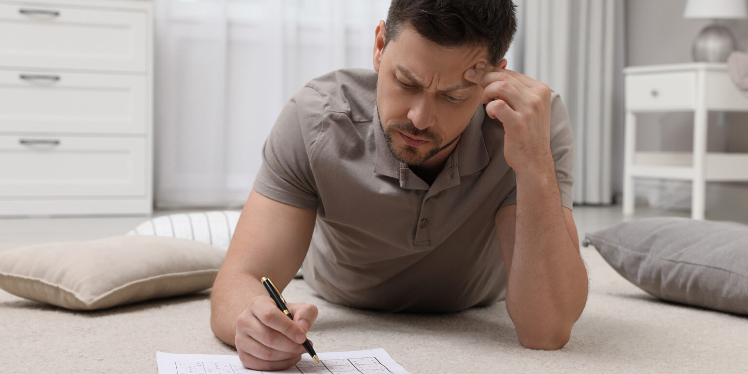 мужчина думает