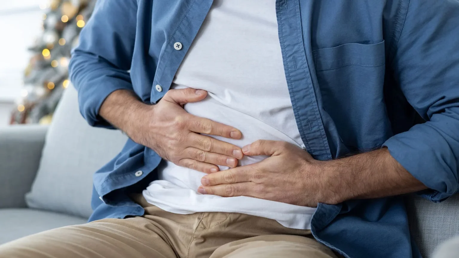 Человек держится за живот