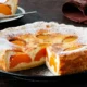 Творожный пирог с персиками