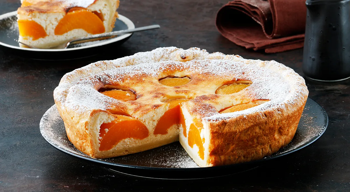 Творожный пирог с персиками