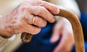 престарелый человек